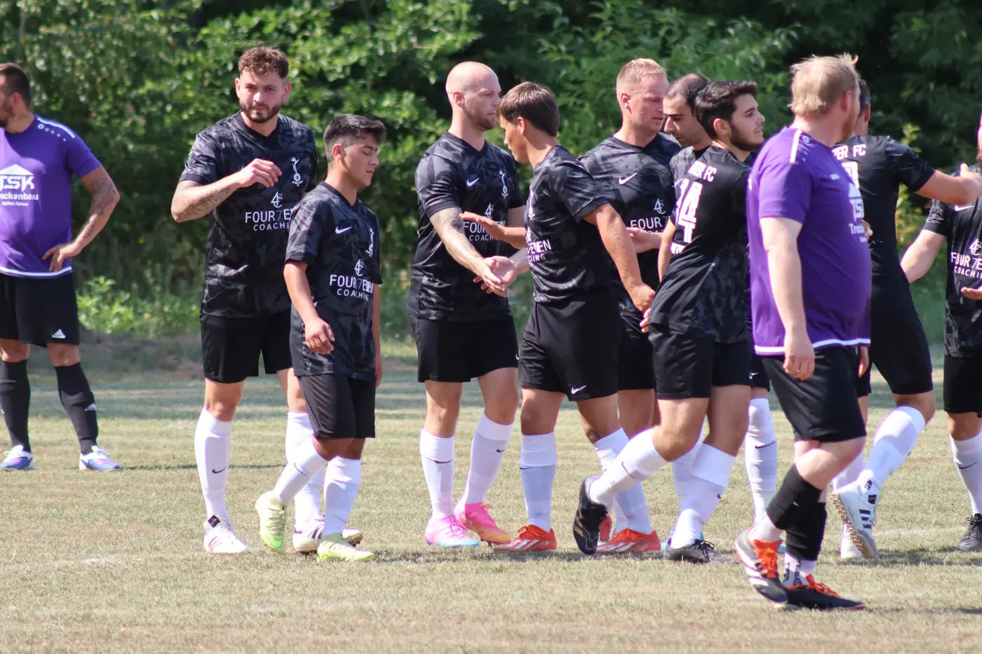 Spieler des Strelitzer FC stehen nach dem Abpfiff in einer Gruppe zusammen