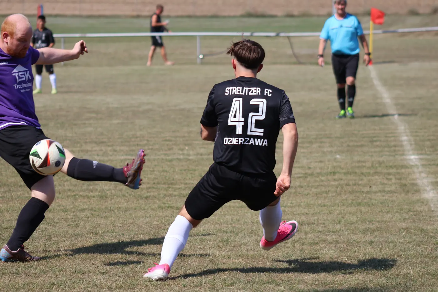 Ein Spieler des Strelitzer FC nimmt den Ball volley an